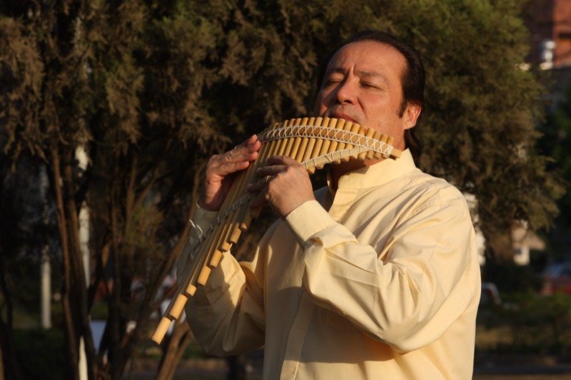 Julio Palacios con su quena de caña